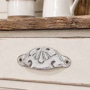 Tirador de cajón/tapa de hierro fundido blanco envejecido de 11,4 cm (4 1/2”), estilo rústico vintage.