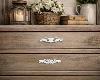 Zestaw 2 białych żeliwnych uchwytów do szuflad, 6,25”, uchwyty do szafek w stylu rustykalnym Shabby Chic, odległość między środkami 3,25”, w zestawie śruby