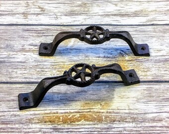 2 klamki do drzwi stodoły, rustykalny dom wiejski, wystrój domu wiejskiego, wystrój łazienki, kufer łazienkowy, żeliwne uchwyty do szuflad, gałki, wystrój kuchni, gwiazda Teksasu