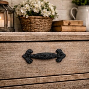 Tirador de puerta de granero de hierro fundido negro con forma de flecha, 17 cm de largo, tirador rústico de granja resistente.
