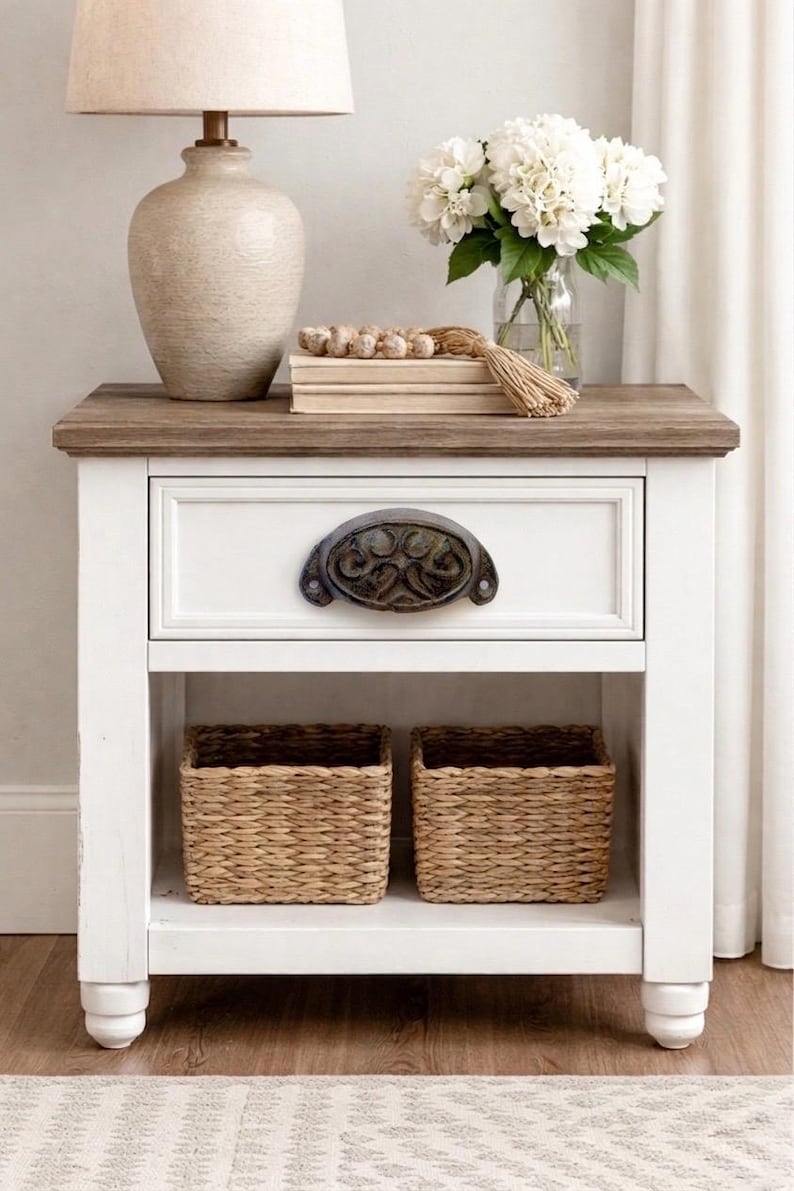 Peut inclure: Panneau en bois rustique avec l'inscription "Welcome to our home" en lettres blanches. Le panneau pr&eacute;sente une finition vieillie et un design simple et accueillant, id&eacute;al pour la d&eacute;coration d'entr&eacute;e.