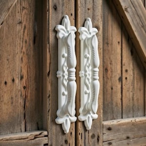 2 Weiße Fleur De Lis Griffe aus Gusseisen - Shabby Chic Scheunentor Griffe - Distressed Cottage Hardware - Bauernhaus Dekor
