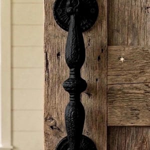 Tirador de puerta de granero grande y resistente de hierro fundido negro de 9 1/4”, tirador de puerta ornamentado de estilo antiguo