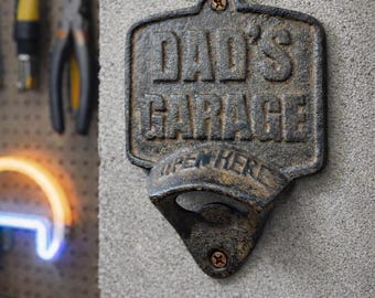 Otwieracz do butelek z żeliwa do garażu dla taty, montowany na ścianie – rustykalny brązowy otwieracz do piwa – dekoracja męskiej jaskini – prezent na Dzień Ojca dla niego