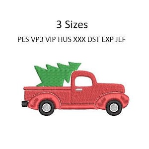 以下が含まれることがあります： 赤いピックアップトラックの荷台に緑色のクリスマスツリーが載っています。トラックは丸みを帯びたキャビンと荷台を持つビンテージスタイルです。トラックの上に「3 Sizes」と「PES VP3 VIP HUS XXX DST EXP JEF」の文字があります。