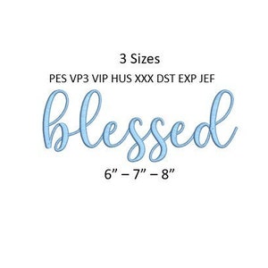 Może przedstawiać: Słowo "blessed" w jasnoniebieskiej czcionce skryptowej na białym tle. Tekst jest dostępny w trzech rozmiarach: 15,2 cm, 17,8 cm i 20,3 cm. Obraz zawiera również formaty plików: PES, VP3, VIP, HUS, XXX, DST, EXP i JEF.