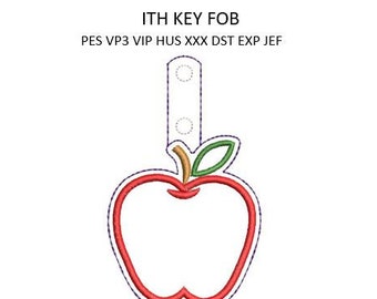 Op de afbeelding: Rode appelvormige sleutelhanger met een groen blad en een bruine steel. De sleutelhanger heeft twee gaten om een sleutelring aan te bevestigen. De tekst "ITH KEY FOB" en "PES VP3 VIP HUS XXX DST EXP JEF" staat onder de afbeelding.