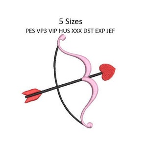 Op de afbeelding: Borduurontwerp van een pijl met een hartvormige punt in roze en zwart. Het ontwerp is verkrijgbaar in vijf maten en in de volgende formaten: PES, VP3, VIP, HUS, XXX, DST, EXP en JEF.