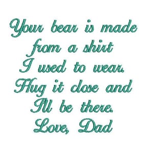 Peut inclure: Un message brodé en bleu turquoise sur un fond blanc dit : "Your bear is made from a shirt I used to wear. Hug it close and I'll be there. Love, Dad."