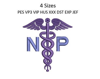 Pode incluir: Desenho bordado em roxo e azul de um caduceu com as letras "NP" de cada lado. O texto "4 tamanhos" e "PES VP3 VIP HUS XXX DST EXP JEF" está acima do desenho.