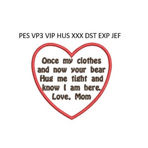 Puede incluir: Diseño de bordado en forma de corazón rojo con el texto "Once my clothes and now your bear Hug me tight and know I am here, Love, Mom".