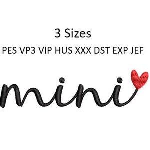 Puede incluir: Un diseño de bordado en blanco y negro de la palabra "mini" con un pequeño corazón rojo a su lado. El diseño está disponible en tres tamaños y en los siguientes formatos: PES, VP3, VIP, HUS, XXX, DST, EXP y JEF.