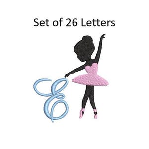 Puede incluir: Diseño bordado con una bailarina con tutú rosa y zapatillas de ballet, con la letra "E" en azul claro. El texto "Set of 26 Letters" está encima del diseño. La bailarina está en una pose elegante.