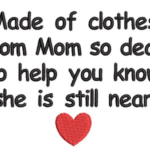 Pu&ograve; includere: Design ricamato su sfondo bianco con testo: "Made of clothes from Mom so dear, to help you know she is still near." Un cuore rosso in basso.