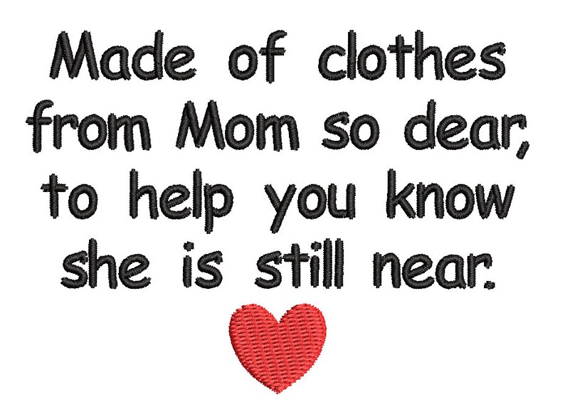Pu&ograve; includere: Design ricamato su sfondo bianco con testo: "Made of clothes from Mom so dear, to help you know she is still near." Un cuore rosso in basso.