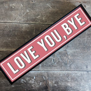 Impresión metálica enmarcada "Love You Bye": Arte mural con tipografía colorida