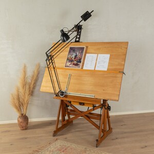 Studio Designs - Mesa de dibujo vintage de madera maciza con ranura para  lápices incorporada y repisa para lápices, superficie de trabajo ajustable  en