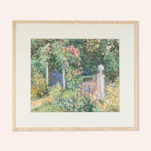 Puede incluir: Una pintura enmarcada que representa una escena de jard&iacute;n con una puerta azul y una valla blanca. La puerta est&aacute; abierta y hay flores y &aacute;rboles en el fondo. La pintura est&aacute; realizada en un estilo suelto e impresionista.
