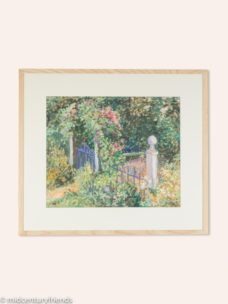 Puede incluir: Una pintura enmarcada que representa una escena de jard&iacute;n con una puerta azul y una valla blanca. La puerta est&aacute; abierta y hay flores y &aacute;rboles en el fondo. La pintura est&aacute; realizada en un estilo suelto e impresionista.