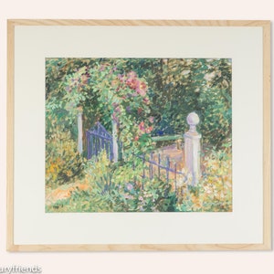 Puede incluir: Una pintura enmarcada que representa una escena de jard&iacute;n con una puerta azul, pilares blancos y vegetaci&oacute;n exuberante. La pintura est&aacute; realizada en un estilo pict&oacute;rico con pinceladas visibles.