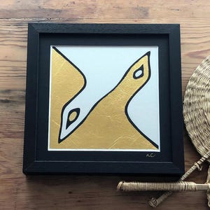 Coppia di uccelli regalo d'arte dorata, arte precolombiana peruviana Chavin, opera d'arte dorata con cornice in legno quadrato 8x8 pollici, di ispirazione indigena