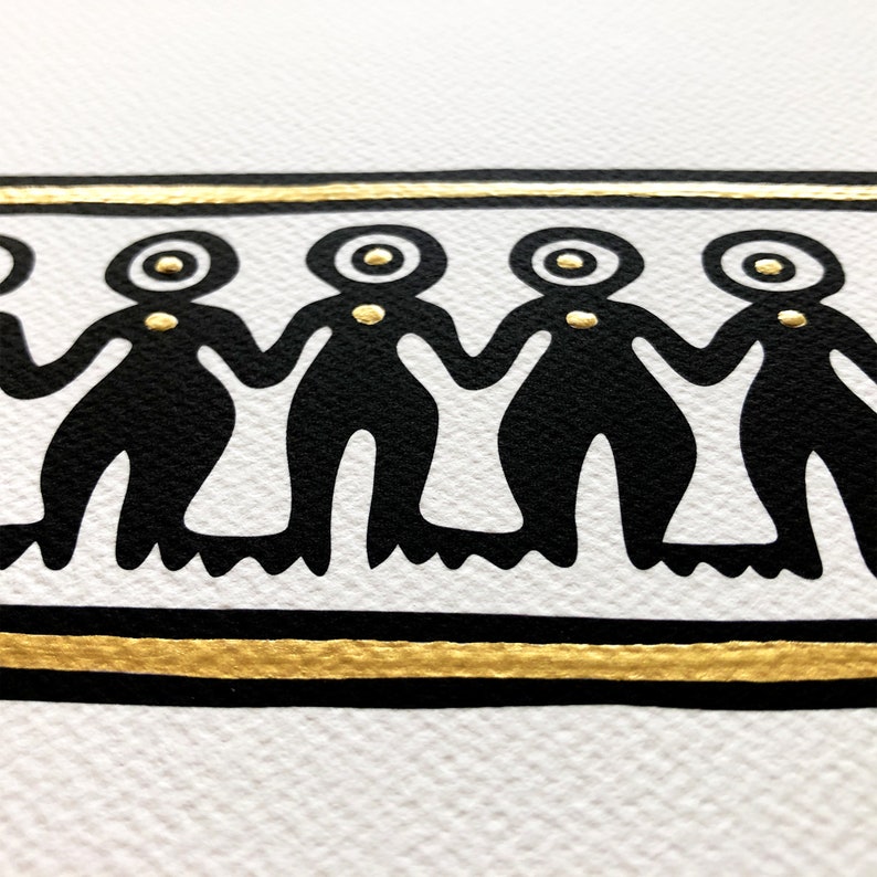 K&ouml;nnte beinhalten: Ein schwarzer und goldener Druck einer Reihe von f&uuml;nf stilisierten Figuren, die sich an den H&auml;nden halten. Jede Figur hat einen goldenen Kreis mit einem kleineren wei&szlig;en Kreis in der Mitte auf der Brust.