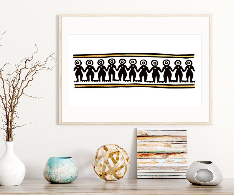 K&ouml;nnte beinhalten: Ein gerahmter Druck eines schwarzen und goldenen Designs mit einer Reihe von stilisierten Figuren, die sich an den H&auml;nden halten. Die Figuren sind schwarz mit goldenen Kreisen f&uuml;r die K&ouml;pfe und goldenen Akzenten an ihren K&ouml;rpern.