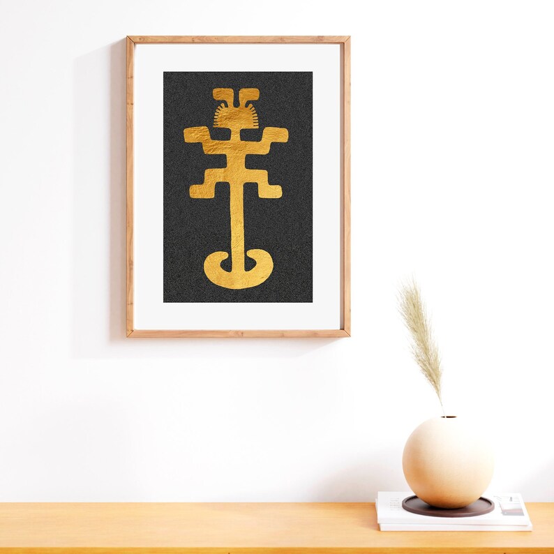 Peut inclure: Une impression encadr&eacute;e avec un motif g&eacute;om&eacute;trique dor&eacute; sur fond noir. Le motif est une figure stylis&eacute;e avec une t&ecirc;te et des membres.
