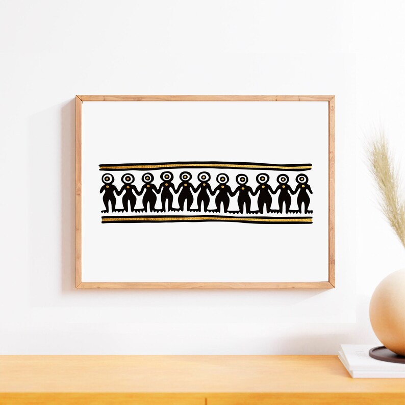 K&ouml;nnte beinhalten: Ein gerahmter Druck in Schwarz und Gold mit einer Reihe von stilisierten Figuren, die sich an den H&auml;nden halten. Die Figuren sind schwarz mit goldenen Kreisen f&uuml;r die Augen und goldenen Punkten auf der Brust. Die Figuren befinden sich vor einem wei&szlig;en Hintergrund.