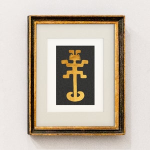Peut inclure: Un design abstrait de couleur or en forme d'arbre stylis&eacute; est encadr&eacute; dans un cadre en bois fonc&eacute; avec une bordure dor&eacute;e. Le motif est sur un fond noir.