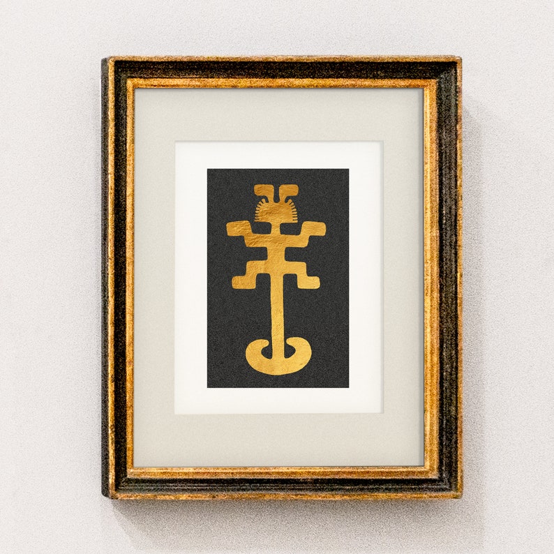Peut inclure: Un design abstrait de couleur or en forme d'arbre stylis&eacute; est encadr&eacute; dans un cadre en bois fonc&eacute; avec une bordure dor&eacute;e. Le motif est sur un fond noir.