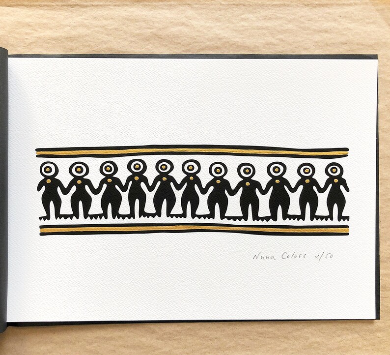K&ouml;nnte beinhalten: Schwarz-goldener Druck einer Reihe von Figuren, die sich an den H&auml;nden halten. Der Druck ist signiert mit "Nanna Colors 1/50".