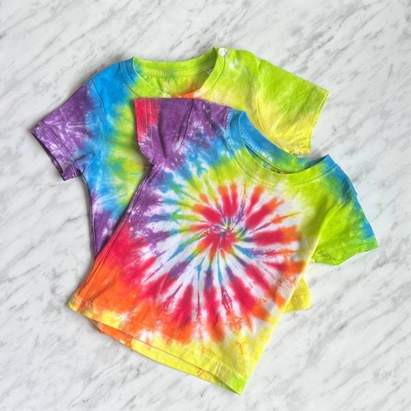 T-shirt tie-dye pour enfant, arc-en-ciel lumineux, motif en spirale, 100 % coton, teint à la main, petit cadeau, T-shirt pour enfant, T-shirt arc-en-ciel pour enfant