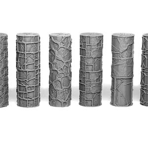 Può includere: Una collezione di nove pezzi di terreno in miniatura cilindrici grigi. Ogni pezzo presenta un design testurizzato unico, tra cui motivi in pietra, reticolo e organici. Questi pezzi sono progettati per giochi da tavolo o modellismo.