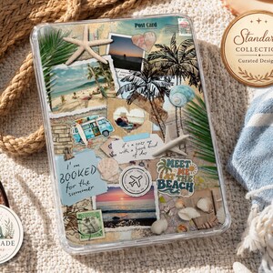Könnte beinhalten: Eine transparente Tablet-Hülle mit einer Collage aus Strandmotiven, darunter Palmen, ein blauer Van, Muscheln, ein Seestern und Fotos von Sonnenuntergängen. Der Text umfasst "I'm BOOKED for the summer", "it's a cozy up with a book kind of day" und "MEET ME AT THE BEACH."