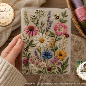 Puede incluir: Un estuche rectangular con un diseño impreso de flores silvestres coloridas, incluyendo margaritas, equináceas y lavanda, con pequeñas abejas y mariquitas. El texto en la parte inferior dice: Please Note: a printed design with a realistic embroidered look. It is not actual embroidery.