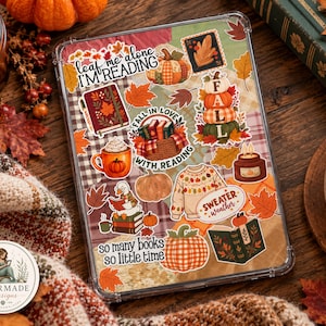 Op de afbeelding: Een doorzichtig tablethoesje met een collage van herfststickers, waaronder pompoenen, boeken, een trui en herfstbladeren. De tekst op de hoes luidt: leaf me alone I'M READING, FALL IN LOVE WITH READING, SWEATER weather en so many books so little time.