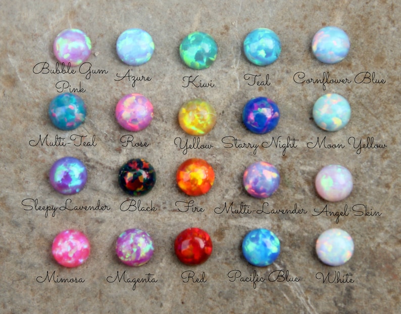 Op de afbeelding: Een verzameling ronde, kleurrijke opaalstenen in verschillende tinten, waaronder roze, blauw, groen en geel. Elke steen is gelabeld met een unieke naam, zoals "Bubble Gum Pink", "Azure" en "Kiwi".