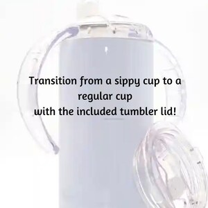 K&ouml;nnte beinhalten: Ein wei&szlig;er Edelstahlbecher mit einem durchsichtigen Deckel und zwei Griffen. Der Becher hat einen wei&szlig;en Hintergrund mit dem Text "Transition from a sippy cup to a regular cup with the included tumbler lid!" darauf gedruckt.