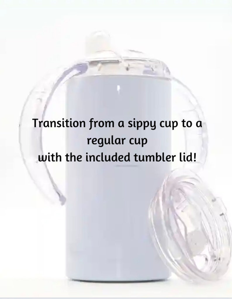 K&ouml;nnte beinhalten: Ein wei&szlig;er Edelstahlbecher mit einem durchsichtigen Deckel und zwei Griffen. Der Becher hat einen wei&szlig;en Hintergrund mit dem Text "Transition from a sippy cup to a regular cup with the included tumbler lid!" darauf gedruckt.
