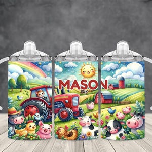 K&ouml;nnte beinhalten: Drei personalisierte Schnullerbecher in Rot und Wei&szlig; mit Bauernhof-Motiv. Die Becher zeigen einen roten Traktor, einen Regenbogen, eine Sonne und Bauernhoftiere. Der Name "MASON" ist auf den Bechern aufgedruckt.