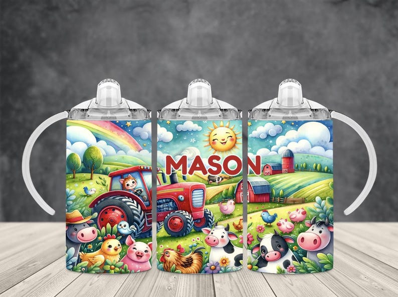 K&ouml;nnte beinhalten: Drei personalisierte Schnullerbecher in Rot und Wei&szlig; mit Bauernhof-Motiv. Die Becher zeigen einen roten Traktor, einen Regenbogen, eine Sonne und Bauernhoftiere. Der Name "MASON" ist auf den Bechern aufgedruckt.