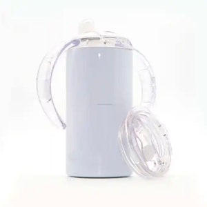 K&ouml;nnte beinhalten: Ein wei&szlig;er Edelstahlbecher mit einem durchsichtigen Plastikdeckel und zwei Griffen. Der Becher ist so konzipiert, dass er leicht zu tragen und zu trinken ist.