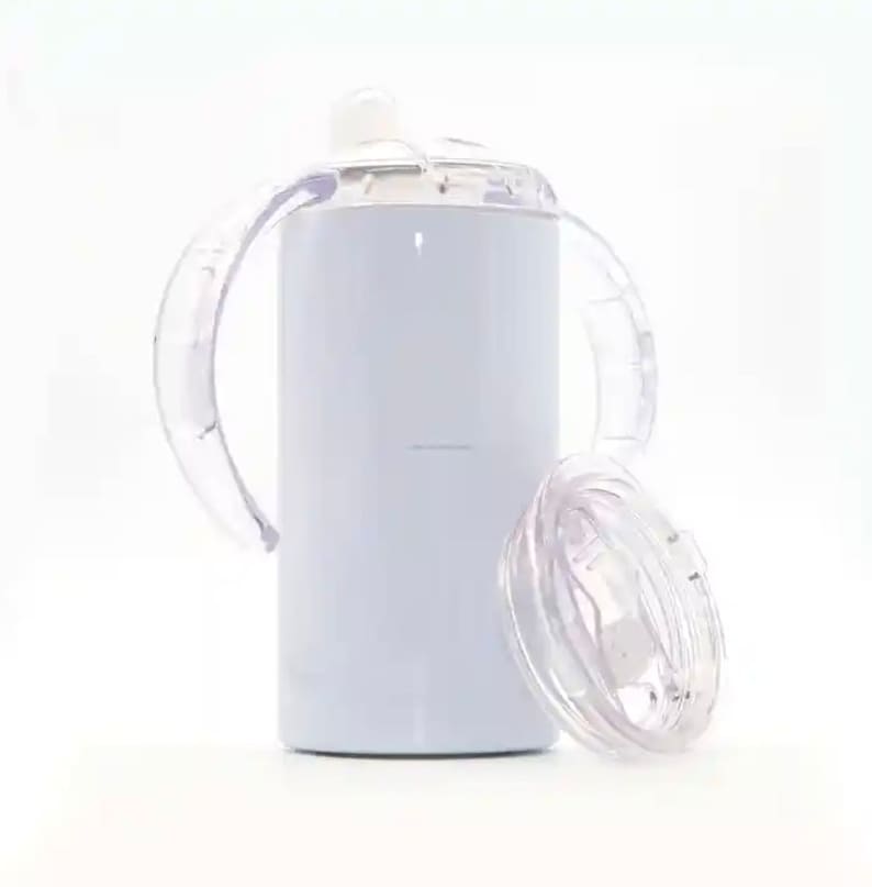 K&ouml;nnte beinhalten: Ein wei&szlig;er Edelstahlbecher mit einem durchsichtigen Plastikdeckel und zwei Griffen. Der Becher ist so konzipiert, dass er leicht zu tragen und zu trinken ist.