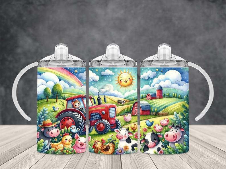K&ouml;nnte beinhalten: Drei farbenfrohe isolierte Becher mit Strohhalmdeckeln und Griffen. Jeder Becher zeigt eine andere Farmszene mit einem roten Traktor, K&uuml;hen, H&uuml;hnern und einem Regenbogen.