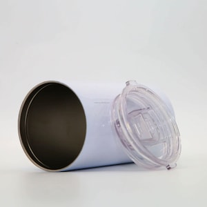 K&ouml;nnte beinhalten: Ein wei&szlig;er Edelstahlbecher mit einem durchsichtigen Plastikdeckel. Der Becher ist leer und der Deckel ist abgenommen.