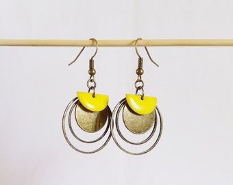 Boucles d’oreille graphiques cercles bronze et demi-cercle émail jaune