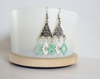 Earrings ethnic triangle and enameled green and white