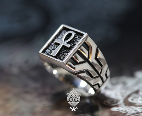 Can anyone tell my what the hieroglyphs on my Ankh ring say? :  r/Hieroglyphics