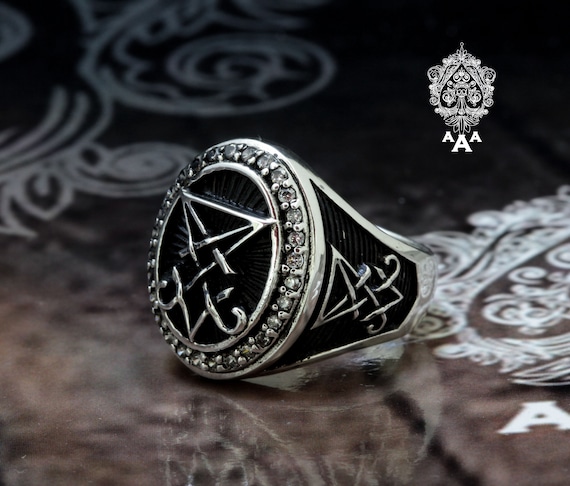 Anillo que usa lucifer en la serie sale